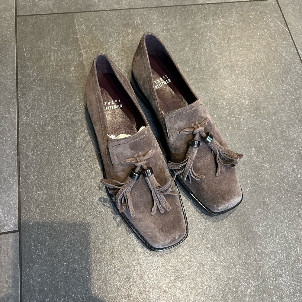 Women’s Stuart Weitzman gray suede loafers with tassel Size 5 NWOB